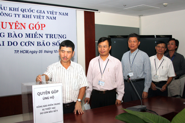 Hơn 1 tỷ đồng hỗ trợ miền Trung Hơn 1 tỷ đồng hỗ trợ miền Trung