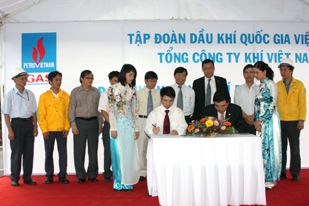 Đón dòng khí đầu tiên đến TP.HCM
