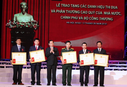 Tập đoàn Dầu khí quốc gia Việt Nam đón nhận Huân chương Sao Vàng Tổng Công ty Khí Việt Nam vinh dự đón nhận Huân chương Độc lập hạng Ba