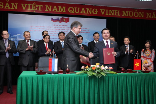 Ký kết Hiệp định về tiếp tục hợp tác trong lĩnh vực thăm dò địa chất và khai thác dầu khí trong khuôn khổ Liên doanh "Vietsovpetro" Ký kết Hiệp định về tiếp tục hợp tác trong lĩnh vực thăm dò địa chất và khai thác dầu khí trong khuôn khổ Liên doanh "Vietsovpetro"