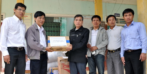 DVK: Trao nhiều phần quà cho đồng bào bị lũ lụt huyện Hương Sơn (Hà Tĩnh)