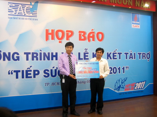 PV GAS trao 1 tỷ đồng cho Chương trình “Tiếp sức mùa thi 2011”
