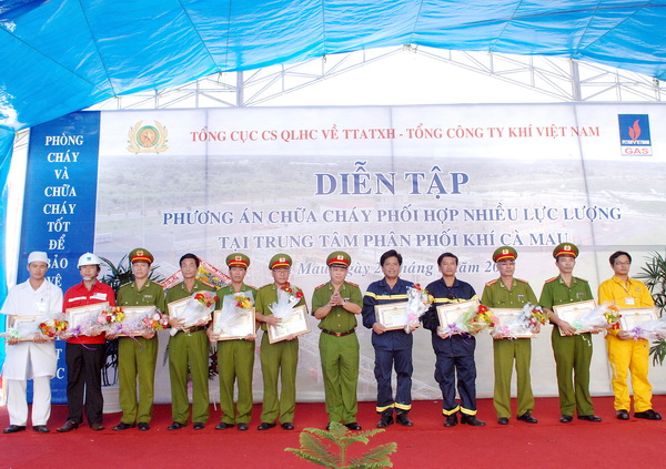 Diễn tập phương án chữa cháy phối hợp nhiều lực lượng cấp Bộ Công an tại Trung tâm phân phối khí Cà Mau