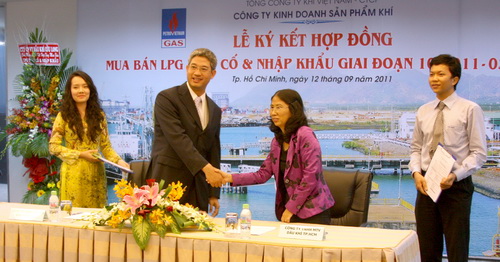 Lễ ký hợp đồng mua bán LPG Dinh Cố và Nhập khẩu giai đoạn từ tháng 10/2011 đến tháng 03/2012