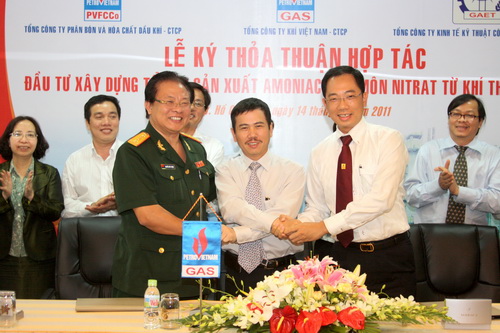 Ký kết biên bản thỏa thuận hợp tác Đầu tư xây dựng Tổ hợp sản xuất Amoniac từ khí thiên nhiên