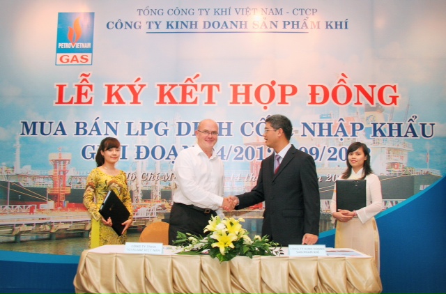 Ký hợp đồng mua bán LPG nguồn Dinh Cố và nhập khẩu (giai đoạn 4/2012 – 9/2012)