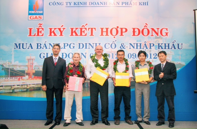 Ký hợp đồng mua bán LPG nguồn Dinh Cố và nhập khẩu (giai đoạn 4/2012 – 9/2012)
