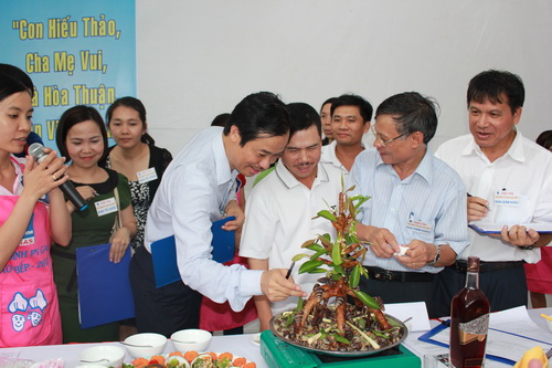 BGK thích thú trước món ăn sáng tạo "Ốc len mũi Cà Mau" BGK thích thú trước món ăn sáng tạo "Ốc len mũi Cà Mau"