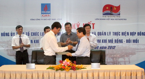 Ký kết hợp đồng “Ủy thác tổ chức lựa chọn nhà thầu cung cấp và quản lý thực hiện hợp đồng mua sắm máy nén khí”