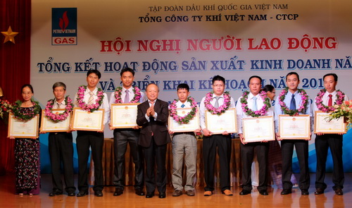 PV Gas organized laborer conference, summary of production and business operations in 2012 - deployment of plans in 2013