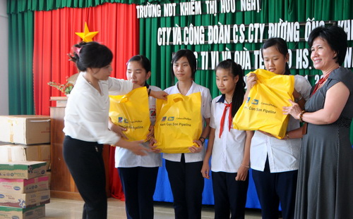 PV Gas social security activitives during Tet 2013 - The year of snake