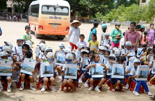 Chương trình Tiếp sức đến trường năm 2013 của Đoàn Thanh niên PV GAS Chương trình Tiếp sức đến trường năm 2013 của Đoàn Thanh niên PV GAS