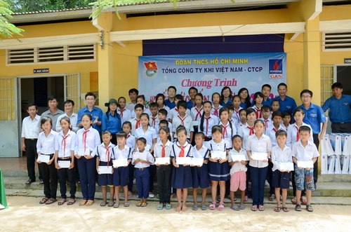 Chương trình Tiếp sức đến trường năm 2013 của Đoàn Thanh niên PV GAS Chương trình Tiếp sức đến trường năm 2013 của Đoàn Thanh niên PV GAS