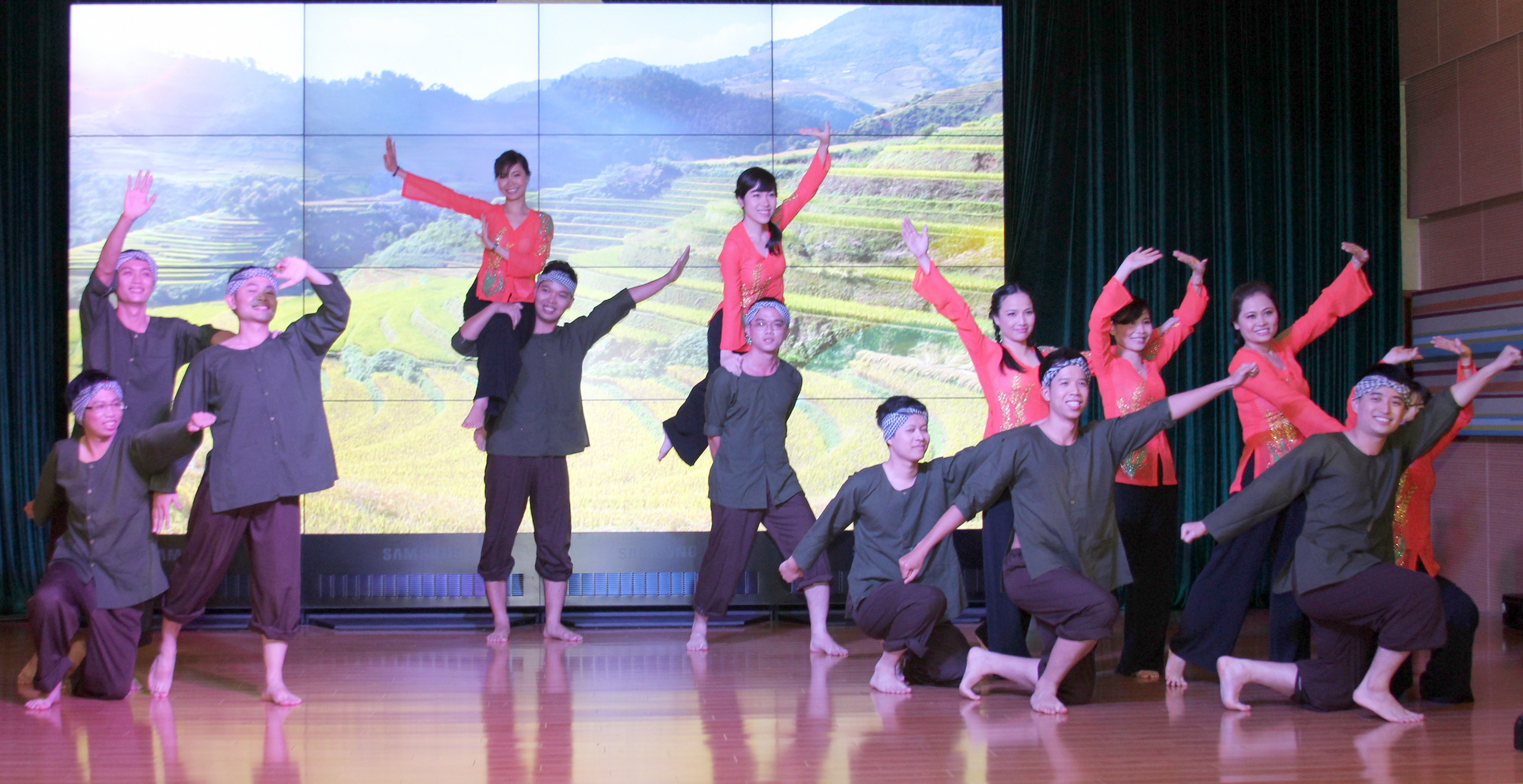 Hội thi “Giọng hát hay-Điệu múa đẹp năm 2013” Hội thi “Giọng hát hay-Điệu múa đẹp năm 2013”