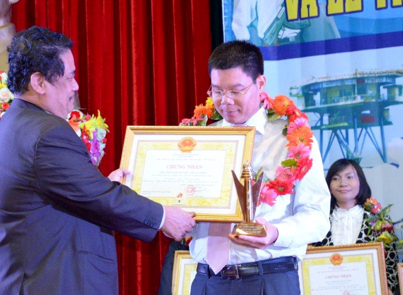 PV GAS nhận giải thưởng Vàng Ngọn Hải đăng 2013