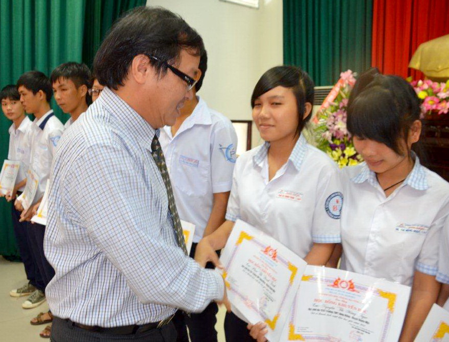 Over VND 1 billion sponsored to the scholarship fund of Vietnam Study Encouragement Association of BR-VT Province Over VND 1 billion sponsored to the scholarship fund of Vietnam Study Encouragement Association of BR-VT Province