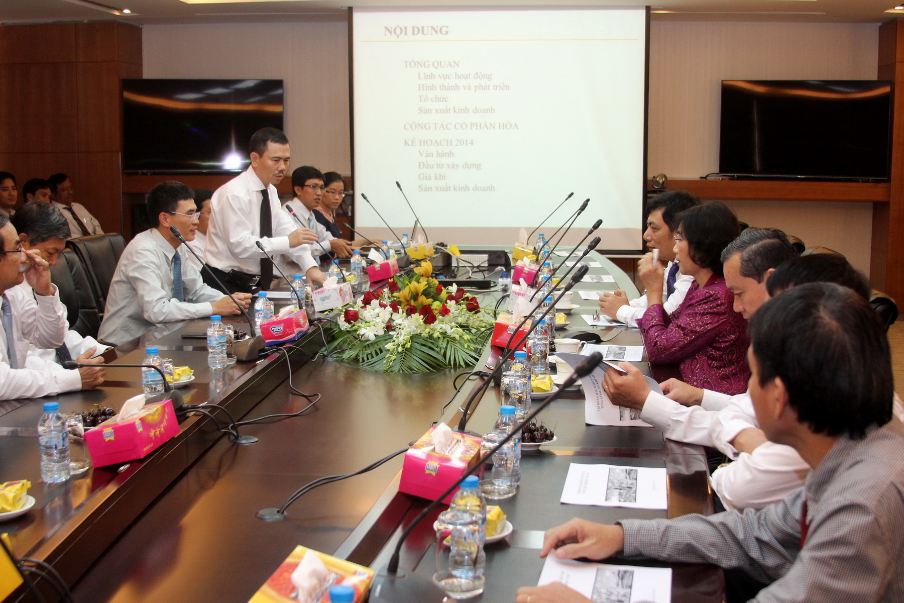 Ms. Nguyen Thi Kim Ngan – Politburo member, Vice Chairwoman of National Assembly visits PetroVietnam Gas Joint Stock Corporation Ms. Nguyen Thi Kim Ngan – Politburo member, Vice Chairwoman of National Assembly visits PetroVietnam Gas Joint Stock Corporation