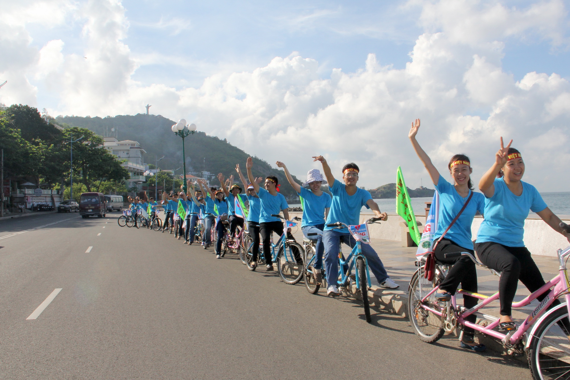 The youth of CNG Vietnam join hands for environmental protection