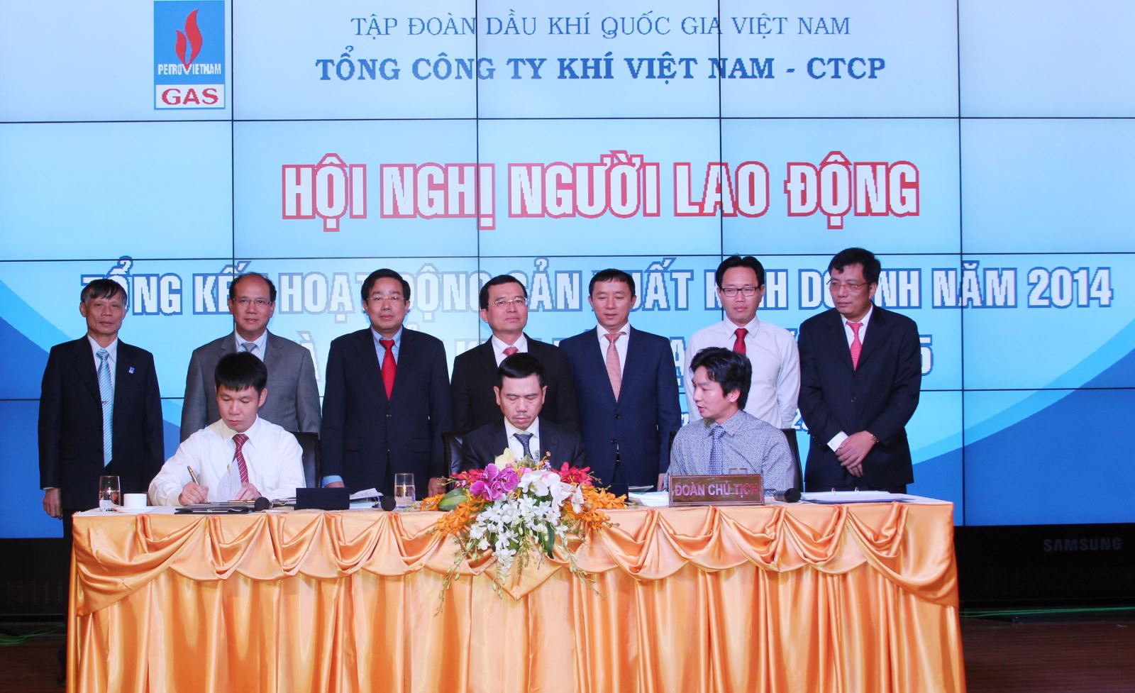 Phát động phong trào thi đua và ký cam kết thi đua thực hiện kế hoạch năm 2015