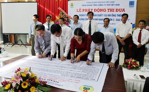 Lễ phát động thi đua “Hoàn thành sản xuất 153km ống thép Dự án Nam Côn Sơn 2 – giai đoạn 1” Lễ phát động thi đua “Hoàn thành sản xuất 153km ống thép Dự án Nam Côn Sơn 2 – giai đoạn 1”