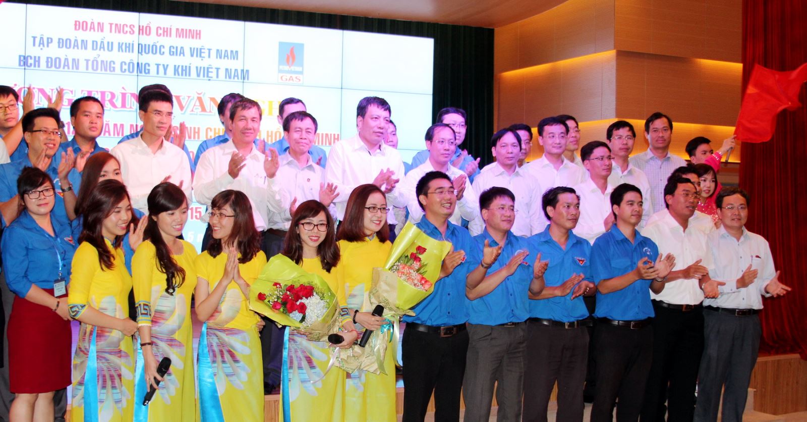 Đoàn thanh niên tổ chức chương trình văn nghệ nhớ ơn Bác - Mừng đại hội Đảng bộ Tổng công ty Đoàn thanh niên tổ chức chương trình văn nghệ nhớ ơn Bác - Mừng đại hội Đảng bộ Tổng công ty