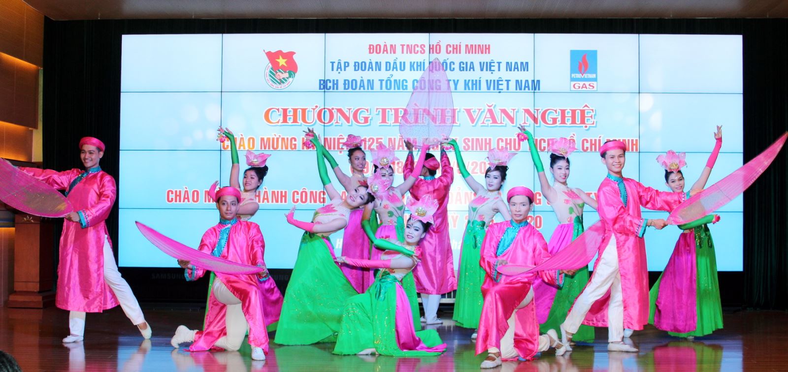 Đoàn thanh niên tổ chức chương trình văn nghệ nhớ ơn Bác - Mừng đại hội Đảng bộ Tổng công ty Đoàn thanh niên tổ chức chương trình văn nghệ nhớ ơn Bác - Mừng đại hội Đảng bộ Tổng công ty