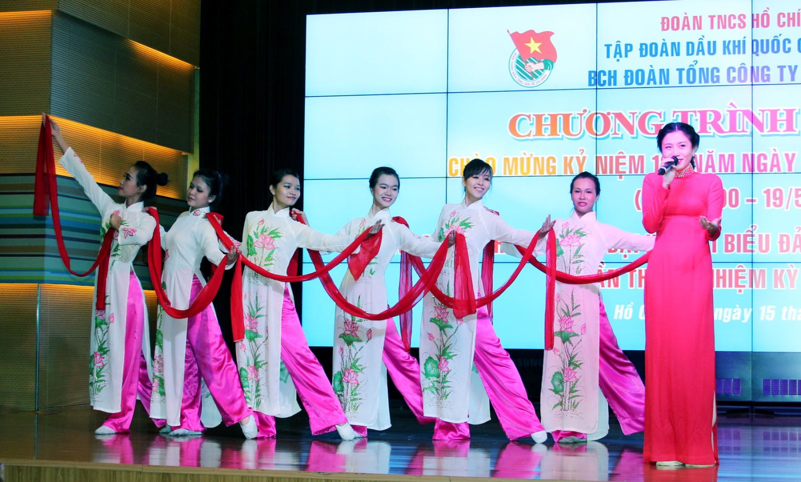 Đoàn thanh niên tổ chức chương trình văn nghệ nhớ ơn Bác - Mừng đại hội Đảng bộ Tổng công ty Đoàn thanh niên tổ chức chương trình văn nghệ nhớ ơn Bác - Mừng đại hội Đảng bộ Tổng công ty