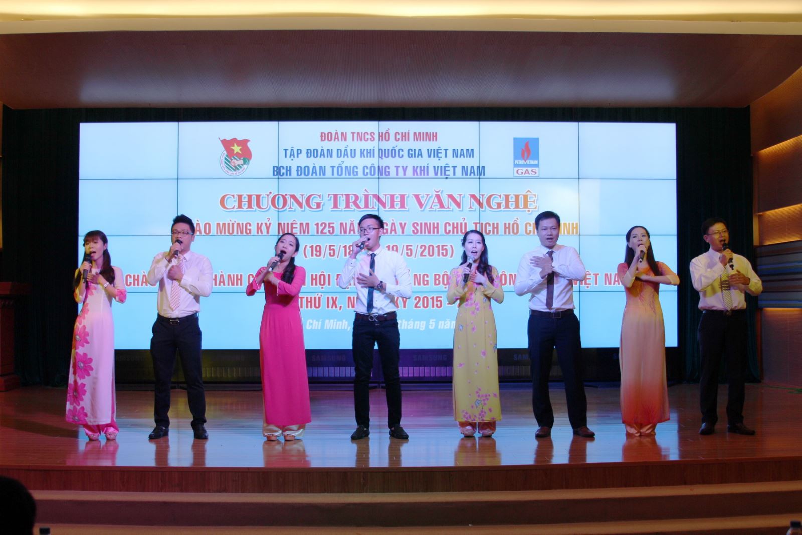 Đoàn thanh niên tổ chức chương trình văn nghệ nhớ ơn Bác - Mừng đại hội Đảng bộ Tổng công ty Đoàn thanh niên tổ chức chương trình văn nghệ nhớ ơn Bác - Mừng đại hội Đảng bộ Tổng công ty