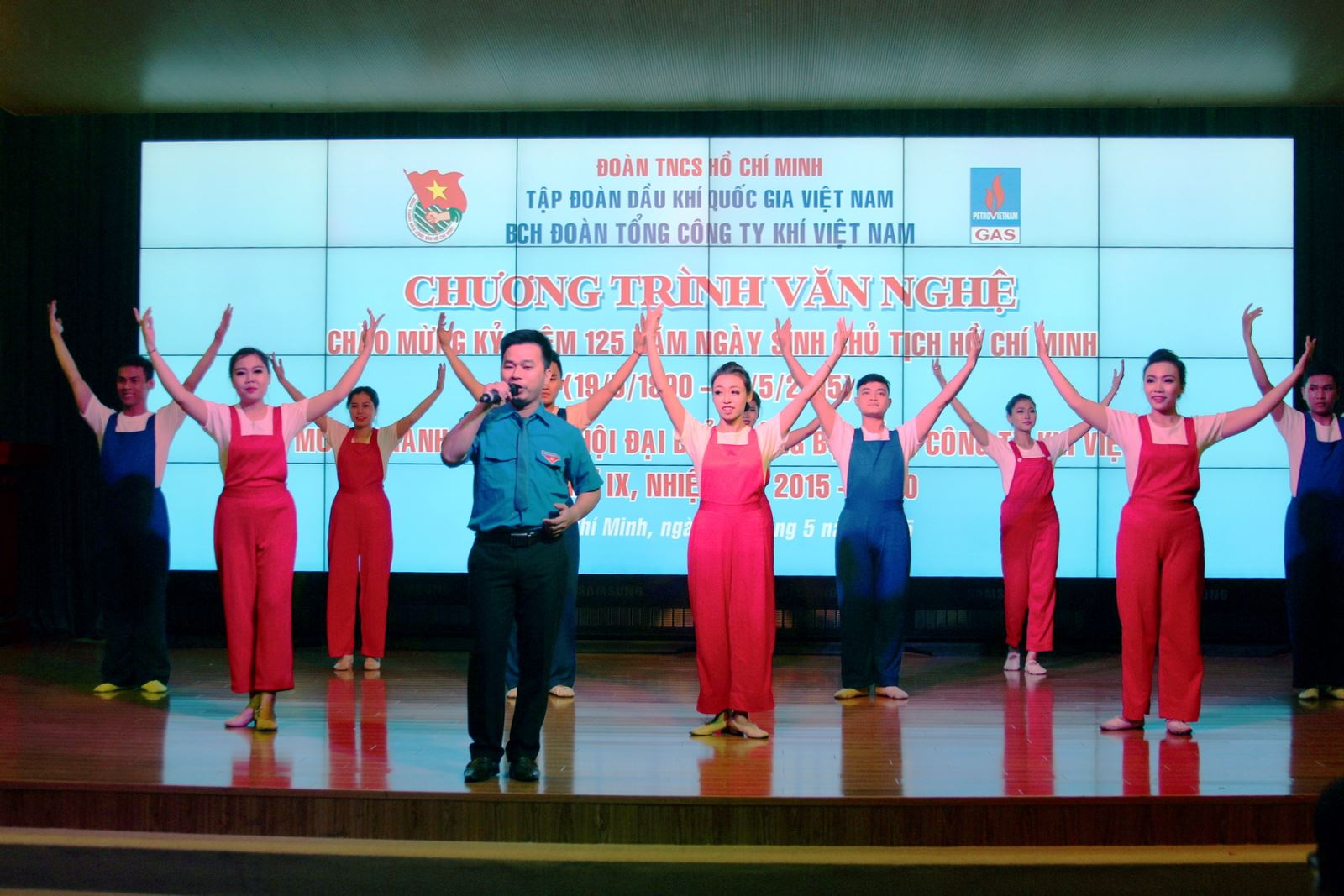 Đoàn thanh niên tổ chức chương trình văn nghệ nhớ ơn Bác - Mừng đại hội Đảng bộ Tổng công ty Đoàn thanh niên tổ chức chương trình văn nghệ nhớ ơn Bác - Mừng đại hội Đảng bộ Tổng công ty