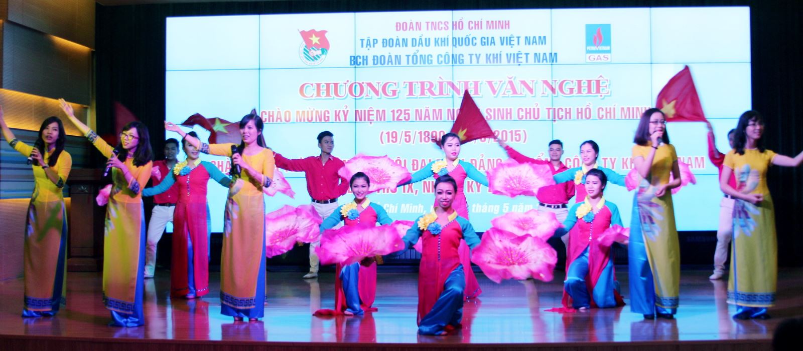 Đoàn thanh niên tổ chức chương trình văn nghệ nhớ ơn Bác - Mừng đại hội Đảng bộ Tổng công ty Đoàn thanh niên tổ chức chương trình văn nghệ nhớ ơn Bác - Mừng đại hội Đảng bộ Tổng công ty