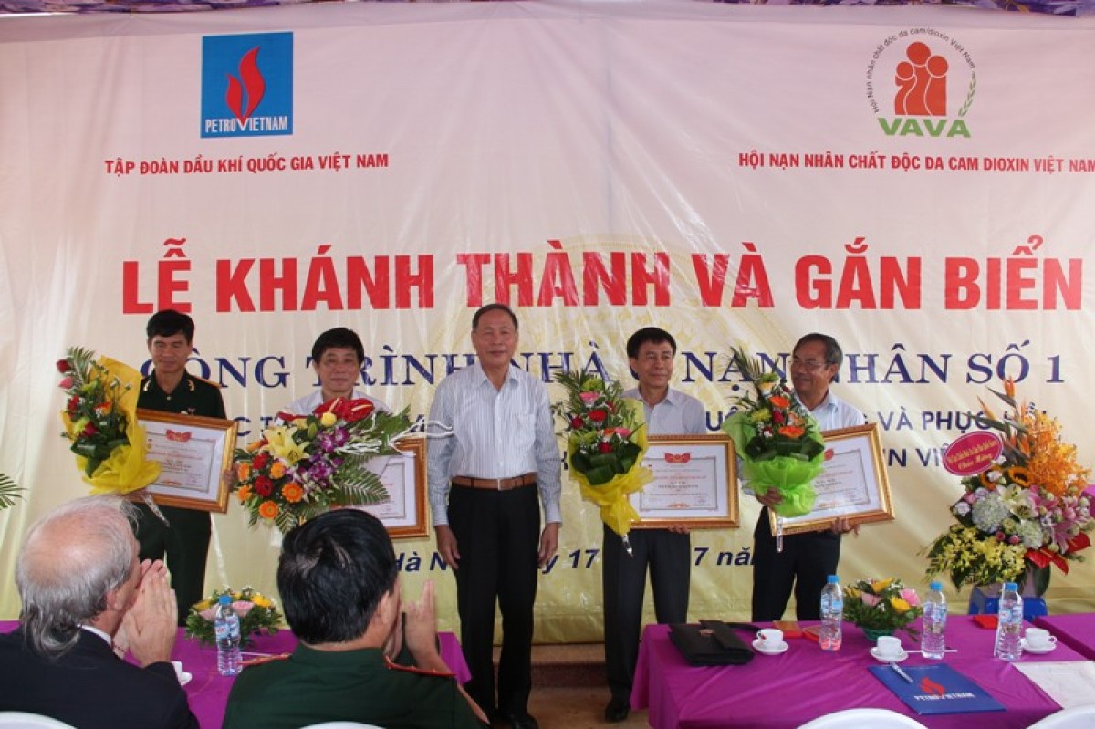 PV GAS ủng hộ 3,3 tỷ đồng xây nhà nuôi dưỡng nạn nhân chất độc da cam PV GAS ủng hộ 3,3 tỷ đồng xây nhà nuôi dưỡng nạn nhân chất độc da cam
