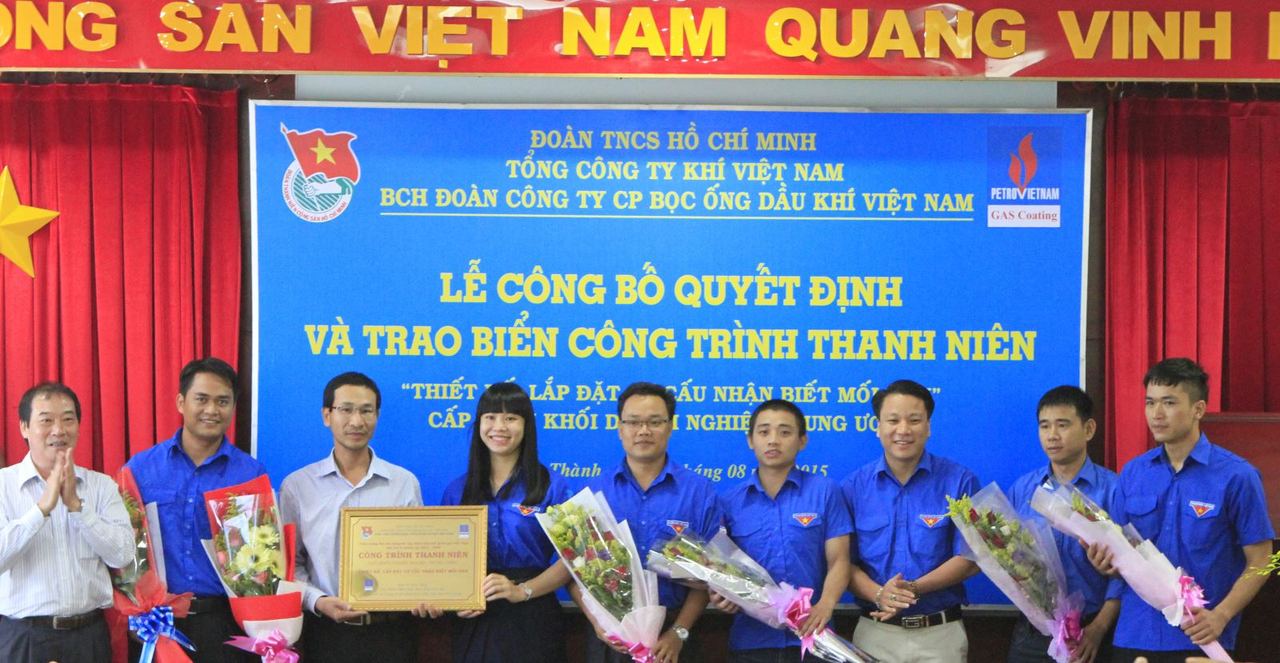 Gắn biển Công trình Thanh niên Khối DNTW “Thiết kế, lắp đặt cơ cấu nhận biết mối hàn”