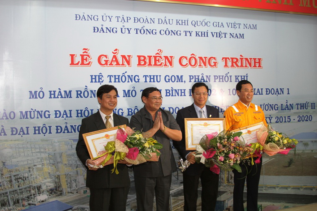 Lễ gắn biển công trình dự án hệ thống thu gom và phân phối khí mỏ Hàm Rồng và mỏ Thái Bình, lô 102&106, giai đoạn 1 Lễ gắn biển công trình dự án hệ thống thu gom và phân phối khí mỏ Hàm Rồng và mỏ Thái Bình, lô 102&106, giai đoạn 1