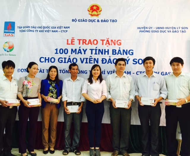 PV GAS trao tặng 100 máy tính bảng cho giáo viên huyện đảo Lý Sơn PV GAS trao tặng 100 máy tính bảng cho giáo viên huyện đảo Lý Sơn