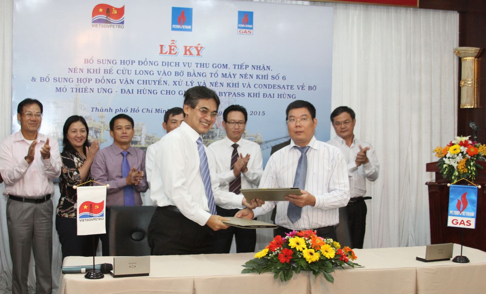 Ký kết “Bổ sung số 01 của Hợp đồng Cung cấp dịch vụ thu gom, tiếp nhận, nén khí bể Cửu Long vào bờ” và “Bổ sung số 01 Hợp đồng Vận chuyển, xử lý và nén khí và condensate về bờ mỏ Thiên Ưng – Đại Hùng”