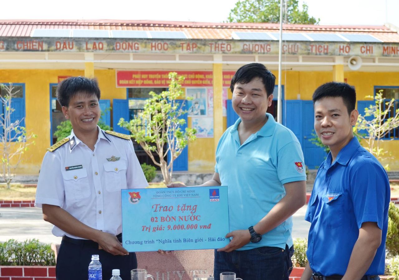 Thanh niên PV GAS với chương trình "Nghĩa tình biên giới hải đảo" năm 2016