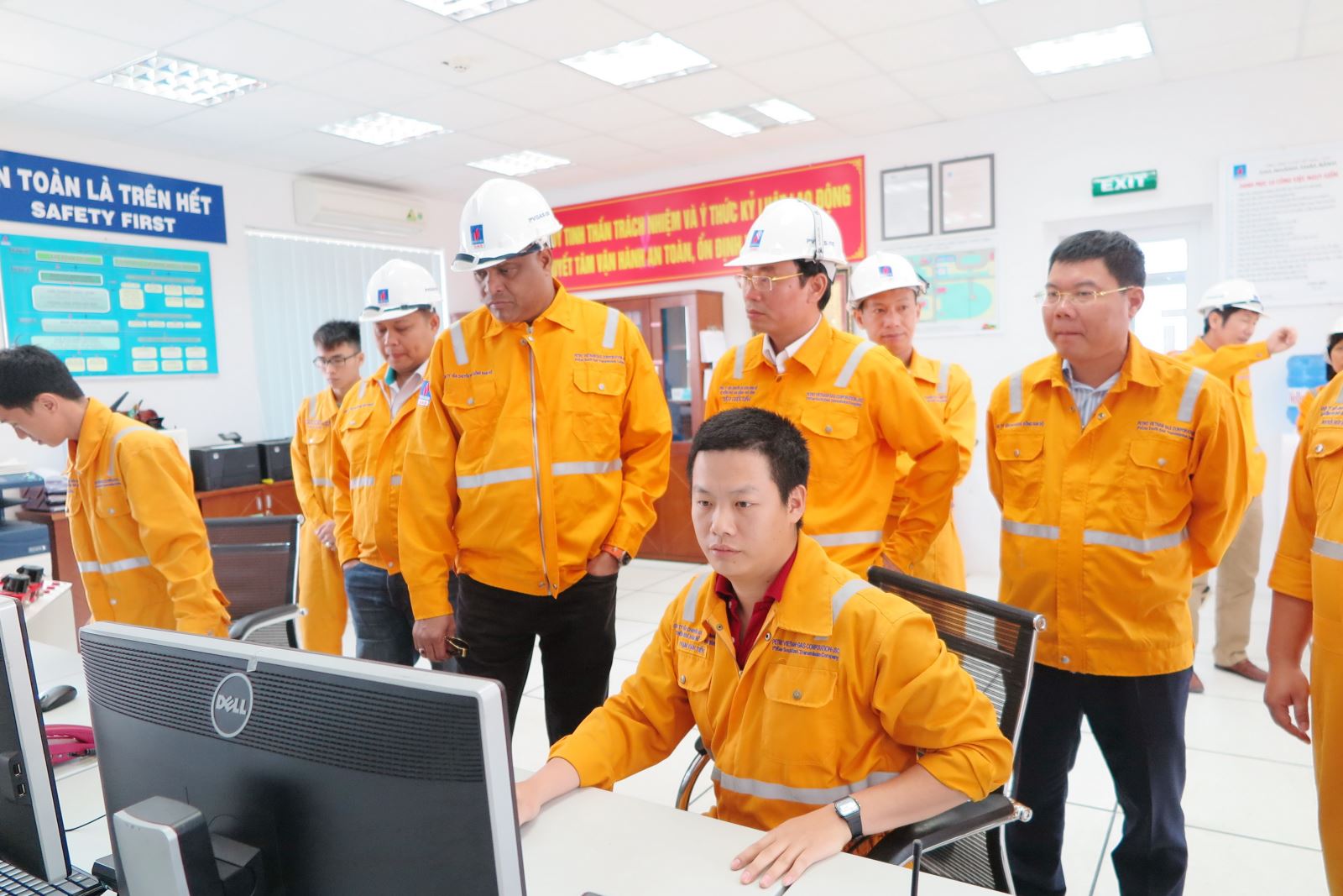 Lãnh đạo công ty Petronas Vietnam thăm và làm việc tại Trung tâm phân phối khí Tiền Hải, Thái Bình Lãnh đạo công ty Petronas Vietnam thăm và làm việc tại Trung tâm phân phối khí Tiền Hải, Thái Bình