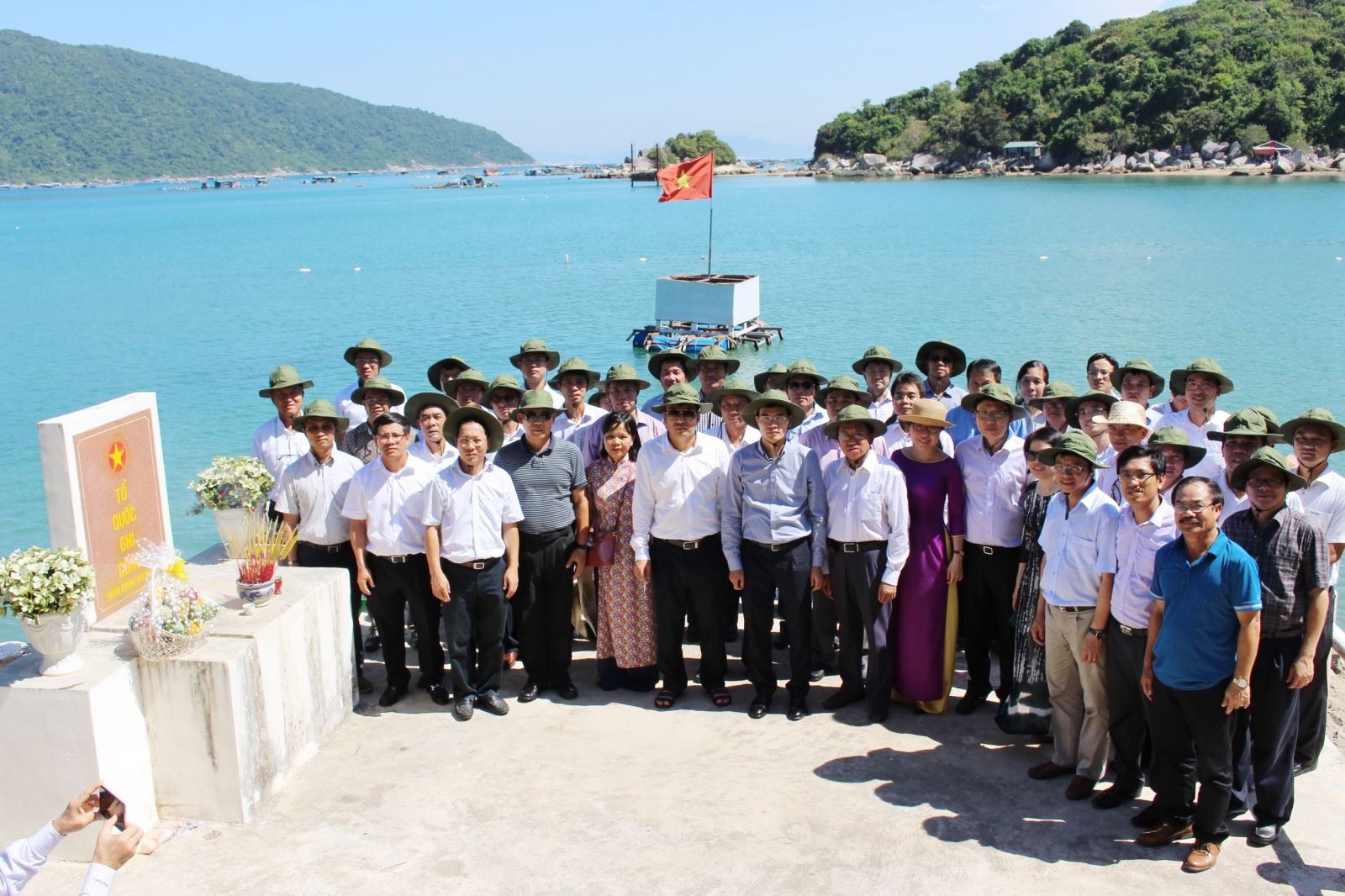 Lễ kết nạp Đảng viên gắn với Hành trình “Non sông Việt Nam” Lễ kết nạp Đảng viên gắn với Hành trình “Non sông Việt Nam”