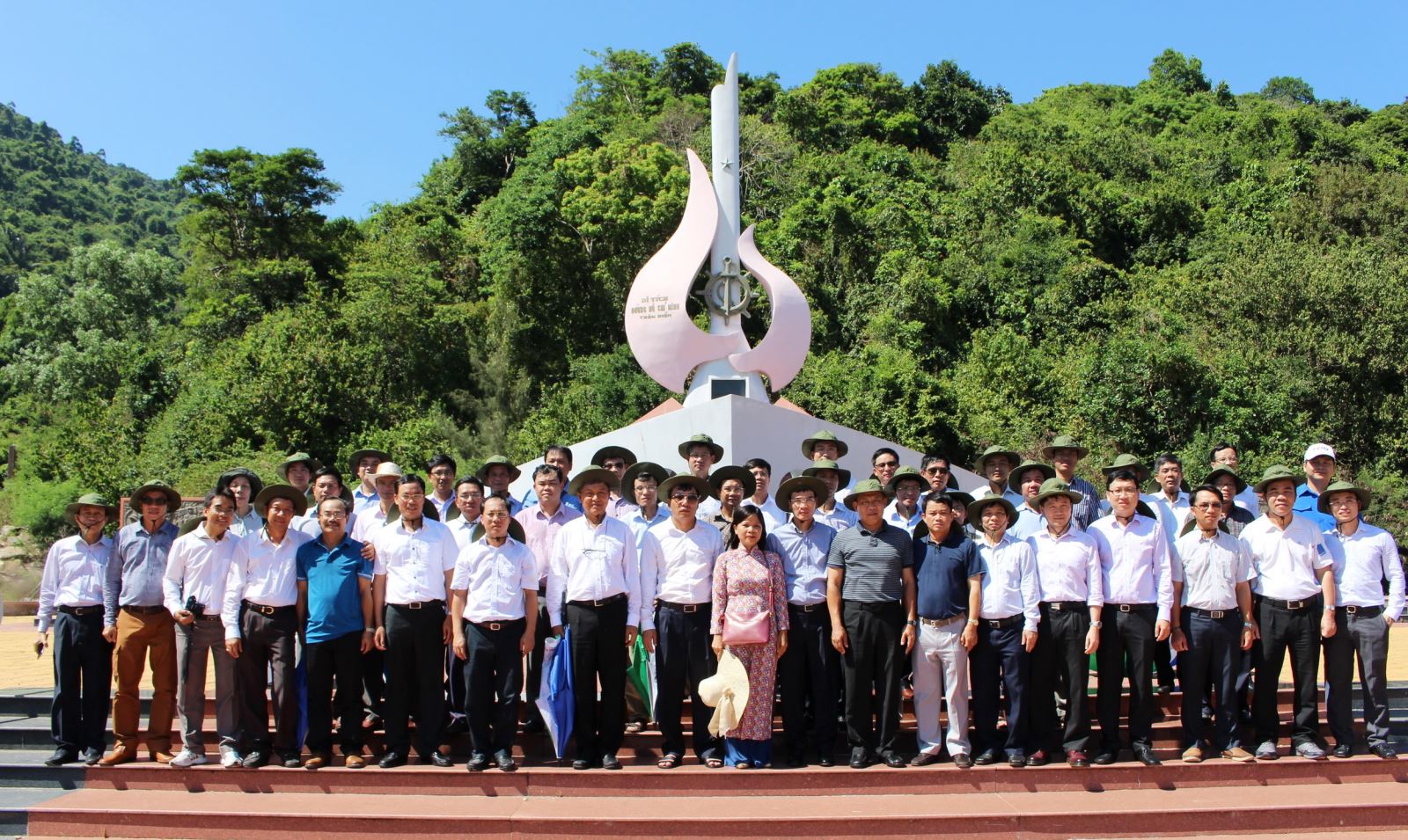 Lễ kết nạp Đảng viên gắn với Hành trình “Non sông Việt Nam” Lễ kết nạp Đảng viên gắn với Hành trình “Non sông Việt Nam”