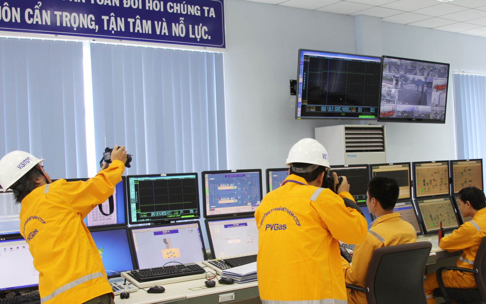 PV GAS đón đoàn báo chí đến thực tế tại công trình dầu khí PV GAS đón đoàn báo chí đến thực tế tại công trình dầu khí