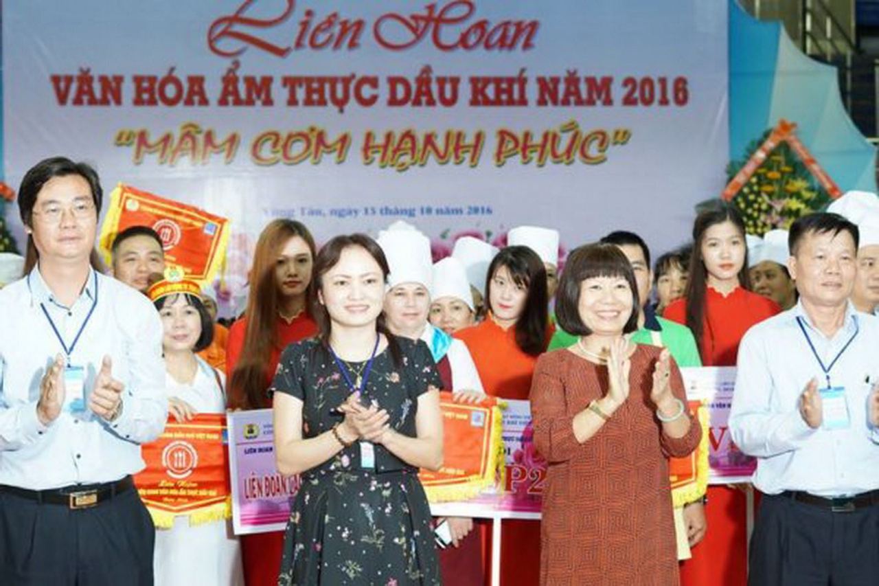 "Mâm cơm thắp lửa yêu thương" của PV Gas chào 20/10 "Mâm cơm thắp lửa yêu thương" của PV Gas chào 20/10