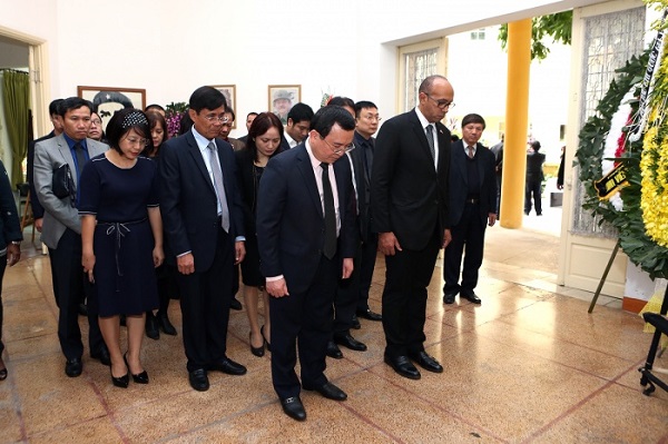 Tập đoàn Dầu khí Việt Nam viếng Chủ tịch Fidel Castro Tập đoàn Dầu khí Việt Nam viếng Chủ tịch Fidel Castro