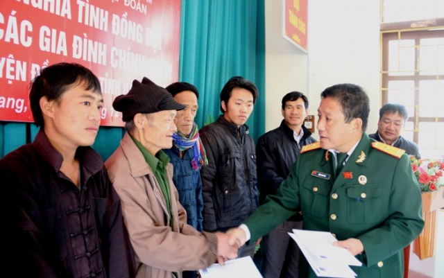 Hội CCB Công ty Mẹ - Tập đoàn Dầu khí Việt Nam tri ân các gia đình chính sách tại Hà Giang Hội CCB Công ty Mẹ - Tập đoàn Dầu khí Việt Nam tri ân các gia đình chính sách tại Hà Giang
