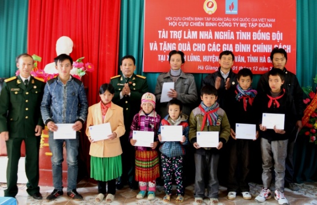 Hội CCB Công ty Mẹ - Tập đoàn Dầu khí Việt Nam tri ân các gia đình chính sách tại Hà Giang Hội CCB Công ty Mẹ - Tập đoàn Dầu khí Việt Nam tri ân các gia đình chính sách tại Hà Giang