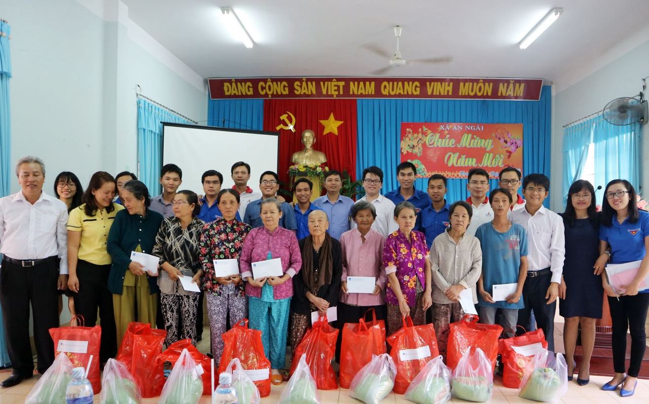 Thực hiện công tác an sinh xã hội mừng Tết Đinh Dậu