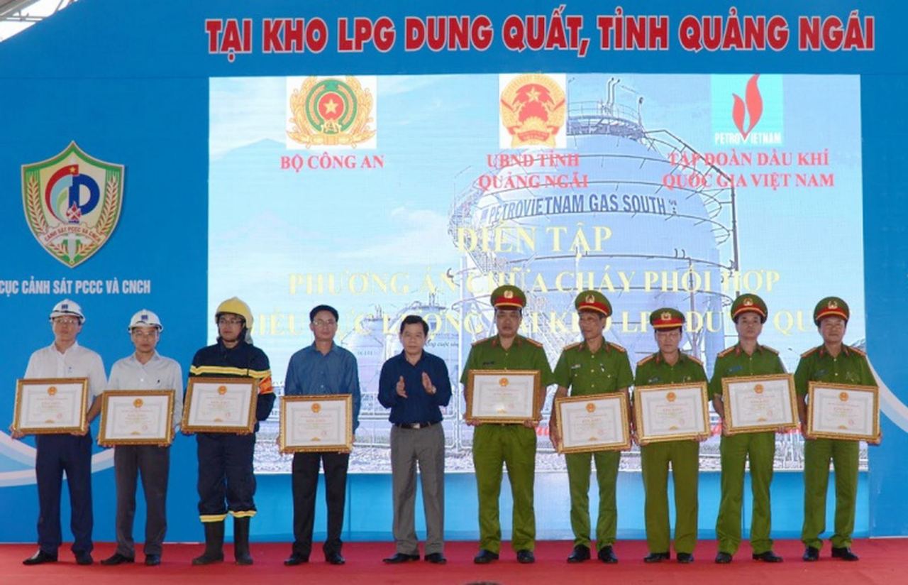 Diễn tập chữa cháy tại kho LPG Dung Quất