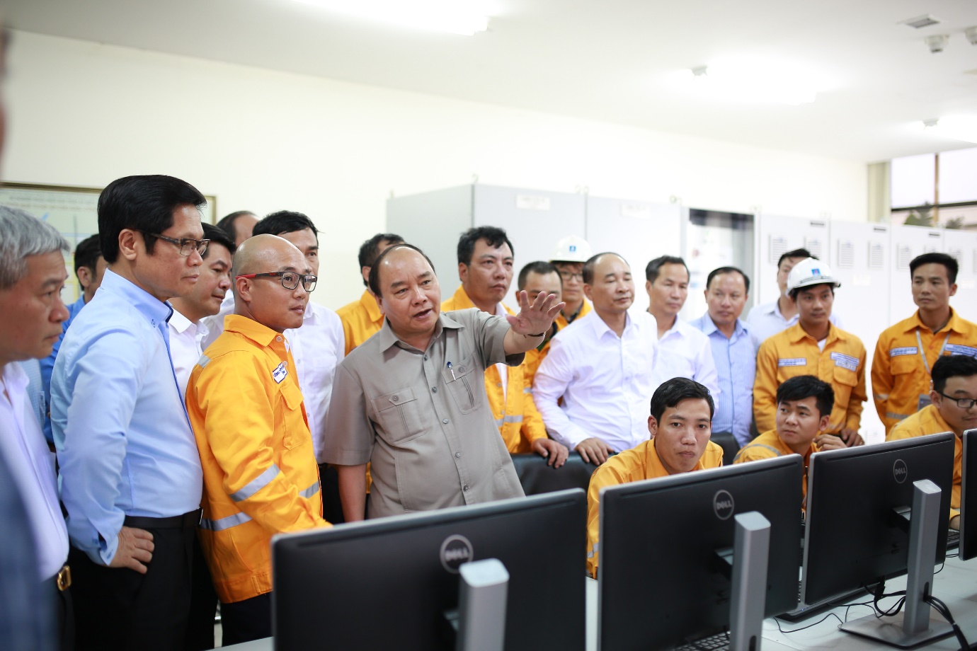 Thủ tướng Nguyễn Xuân Phúc thăm Xí nghiệp phân phối Khí Thấp Áp Miền Bắc Thủ tướng Nguyễn Xuân Phúc thăm Xí nghiệp phân phối Khí Thấp Áp Miền Bắc