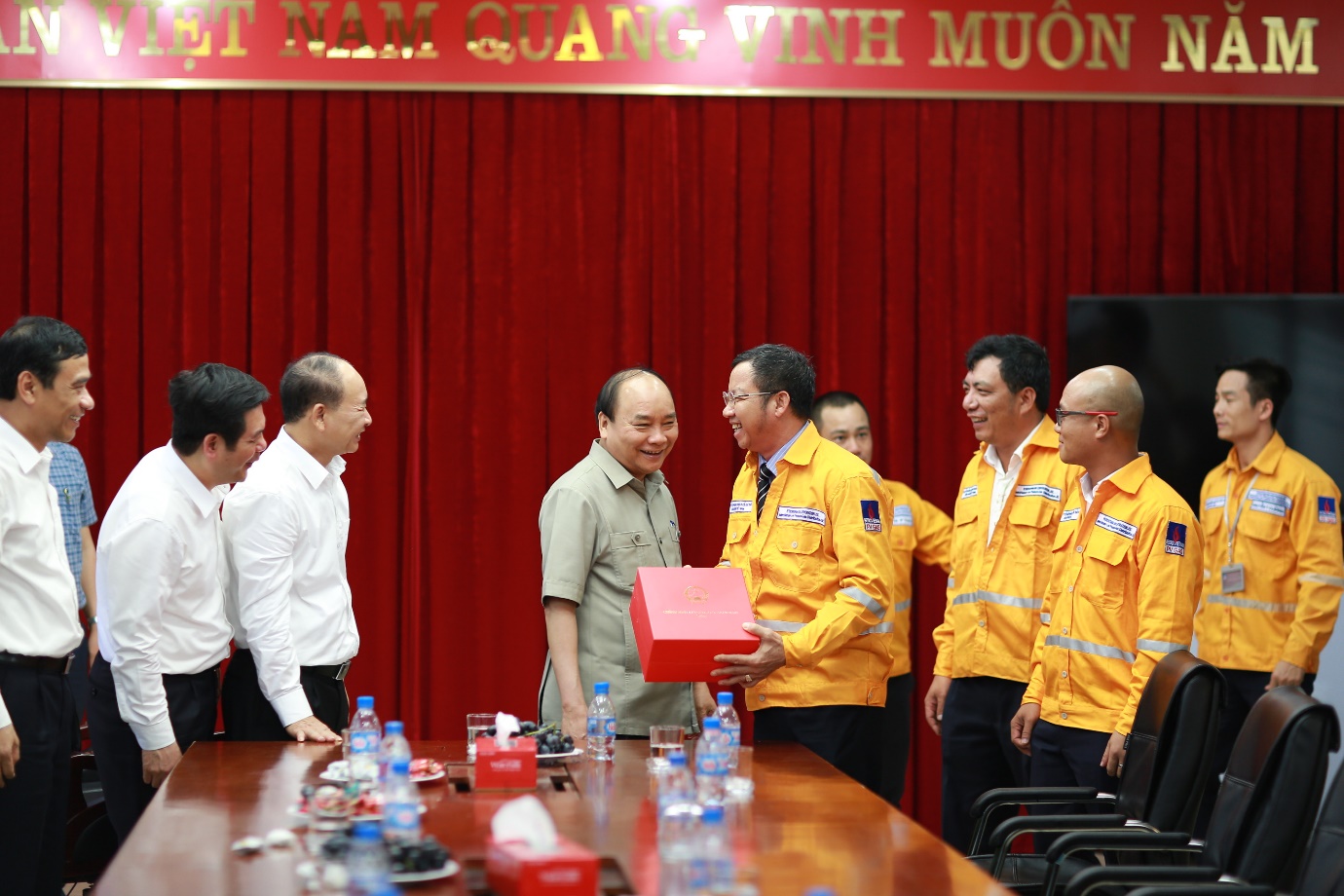 Thủ tướng Nguyễn Xuân Phúc thăm Xí nghiệp phân phối Khí Thấp Áp Miền Bắc Thủ tướng Nguyễn Xuân Phúc thăm Xí nghiệp phân phối Khí Thấp Áp Miền Bắc