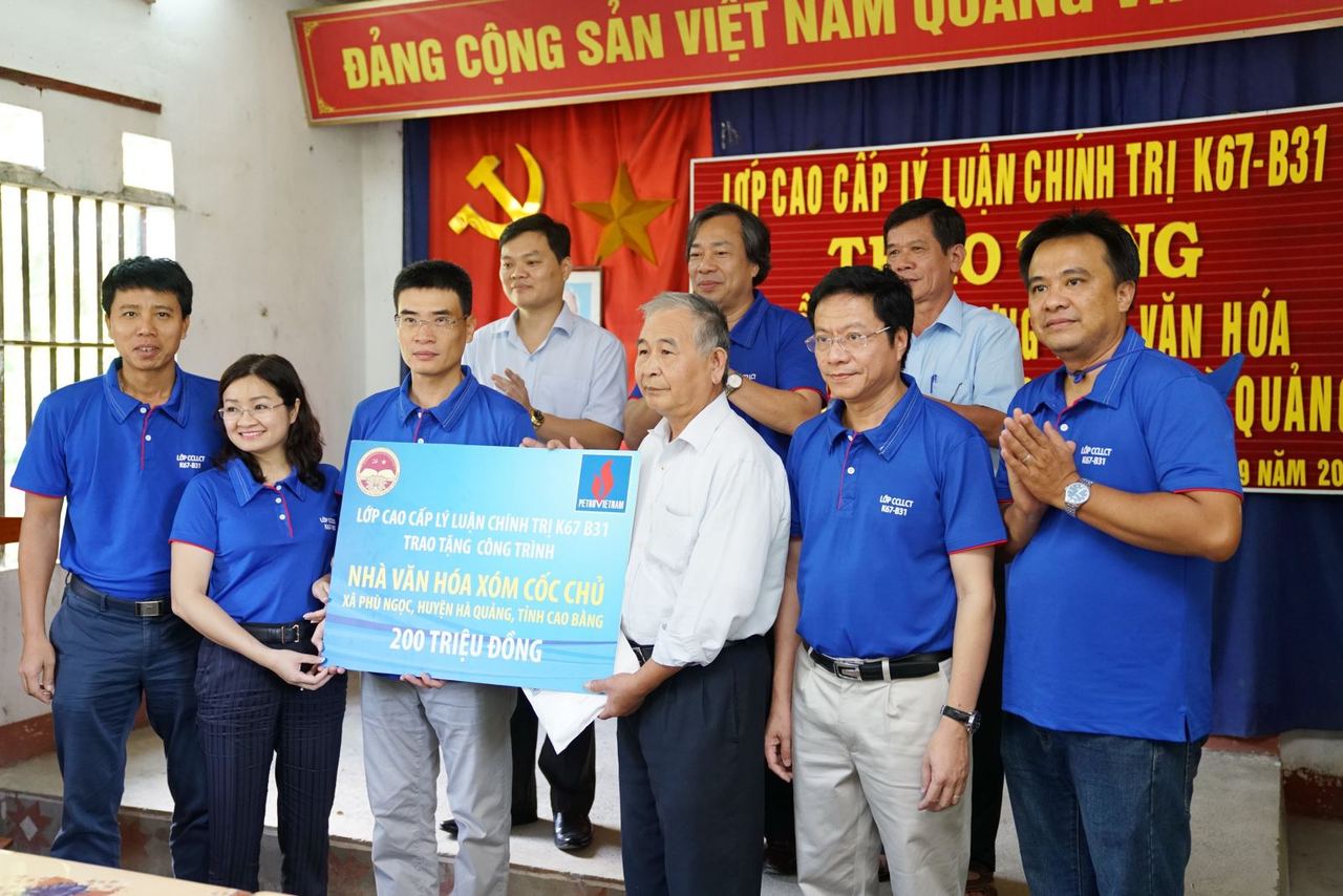 Lớp Cao cấp lý luận chính trị ngành Dầu khí hỗ trợ xây dựng nhà văn hóa và trao học bổng cho học sinh nghèo Lớp Cao cấp lý luận chính trị ngành Dầu khí hỗ trợ xây dựng nhà văn hóa và trao học bổng cho học sinh nghèo