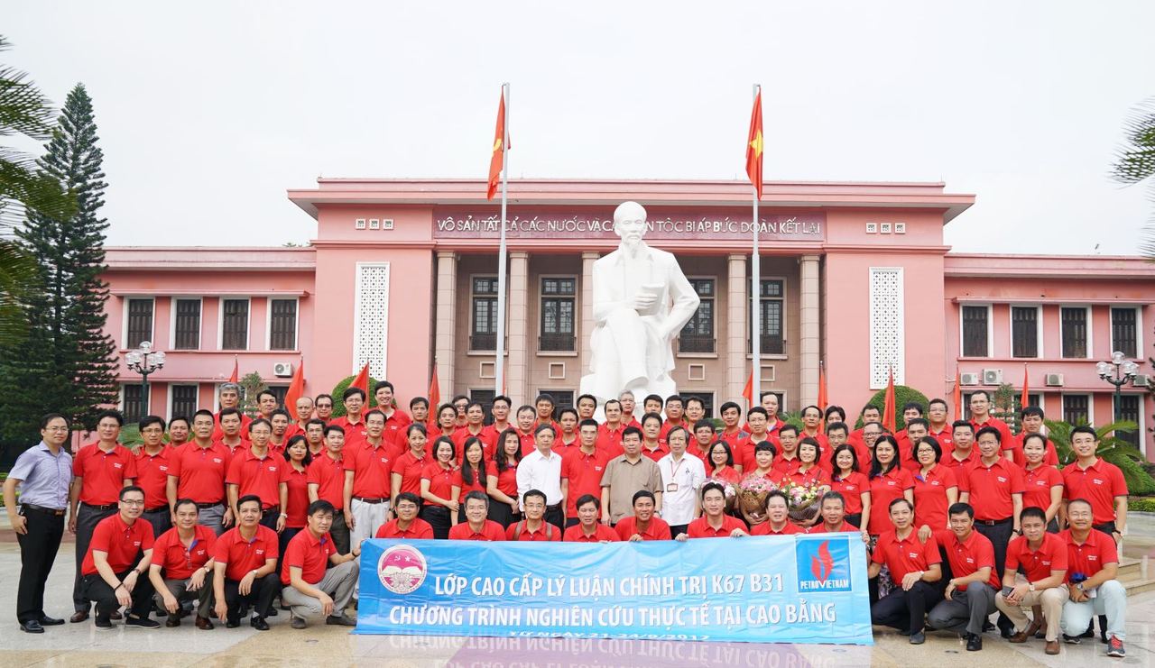 Lớp Cao cấp lý luận chính trị ngành Dầu khí hỗ trợ xây dựng nhà văn hóa và trao học bổng cho học sinh nghèo Lớp Cao cấp lý luận chính trị ngành Dầu khí hỗ trợ xây dựng nhà văn hóa và trao học bổng cho học sinh nghèo